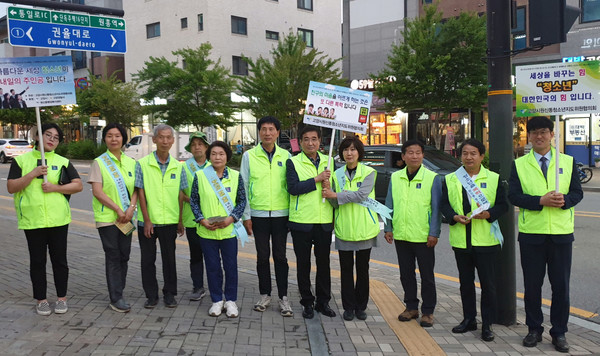 원신동청소년지도위원협의회가 청소년의 건전한 성장을 위한 청소년보호 캠페인과 선도활동을 했다.