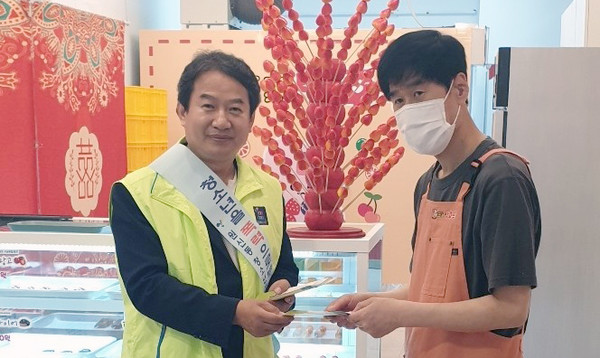 이은우 회장이 청소년 보호법 안내 리플릿을 배부하는 등의 홍보 활동을 펼치고 있다.