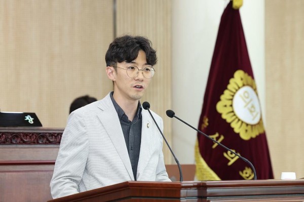 최성원 시의원이 2일 열린 고양시의회 시정질문을 통해 "재건축과 리모델링을 통해 노후 엘리베이터 문제가 개선될 것이라는 안일한 대응을 해서는 안 된다"고 지적했다.