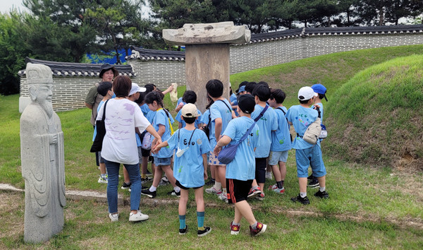 흥도동 주민자치회가  도래울초등학교 3학년 학생들과 ‘내 고장 문화유산 바로 알기’ 탐방을 진행했다.
