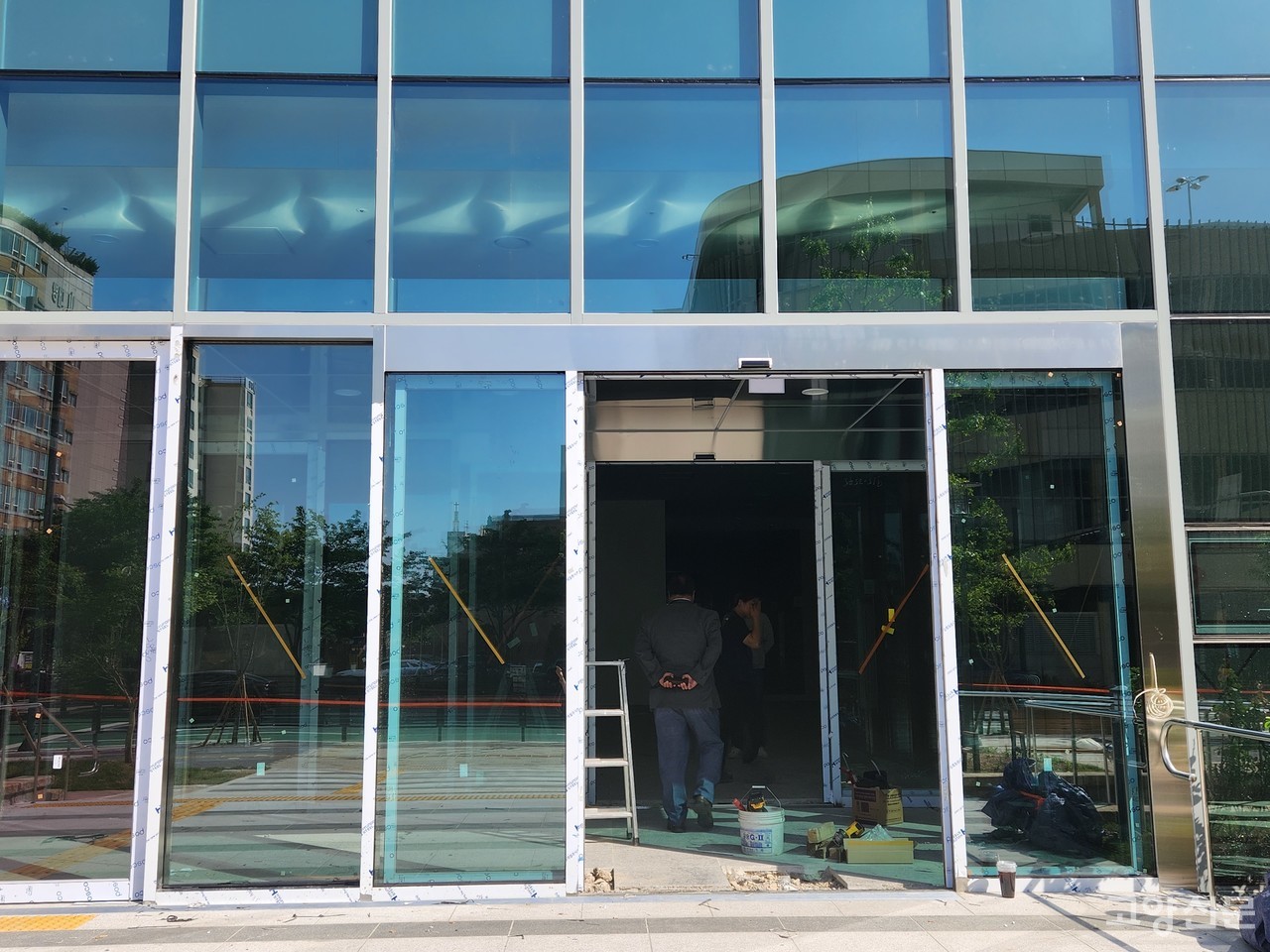 '불법장물' 의혹이 일고 있는 백석동 업무빌딩 주출입구