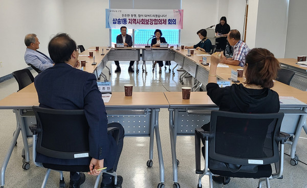 삼송1동 지역사회보장협의체가 행정복지센터 2층 회의실에서 제2차 정기회의를 개최하고 있다. 