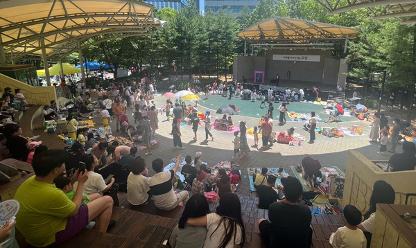 화정2동 주민자치회가 화정중앙공원에서 ‘제5회 신나는 어린이 장터’를 성황리에 개최하고 있다.