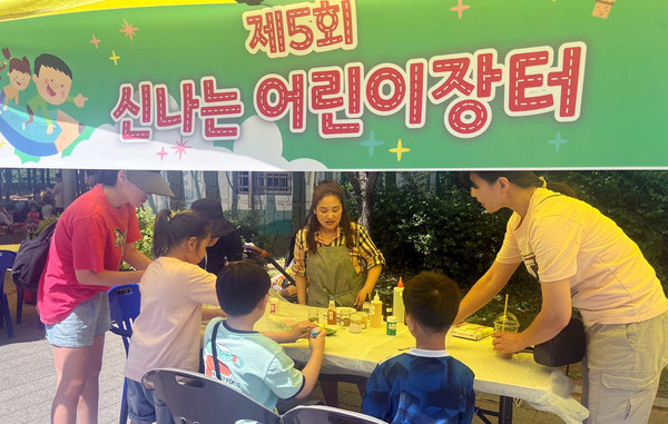 화정중앙공원에서 신나는 어린이 장터’가 운영되고 있다.