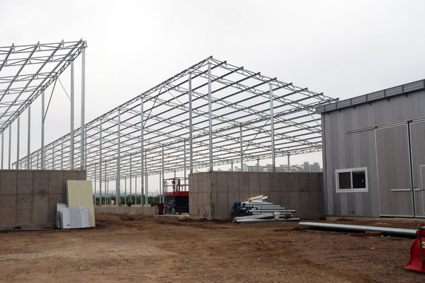 현재 신축 공사 중인 법곳동 축사. 구청관계자에 따르면 현재 건축주는 해당 우사를 곤충사로 용도변경하는 것을 고려 중이다.