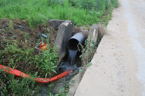 기자와의 인터뷰에서 대화마을 주민들은 축사 악취 뿐 아니라 장월평천에서 악취가 난다며, "축사 폐기물 방류 등이 의심된다"라고 밝혔다.