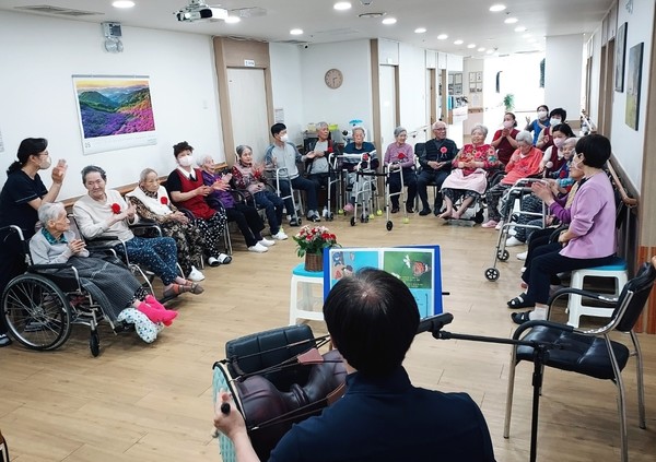 고양화정요양원에서는 독자적인 치매 예방프로그램을 개발해 어르신들의 참여도를 높이고 있다.