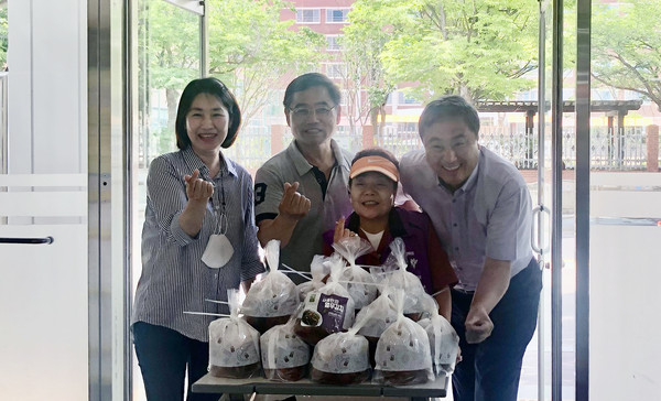  ㈜위드파머스가 탄현1동 행정복지센터에 열무김치 40kg를 후원해 취약계층 20가구에  나눔을 했다.