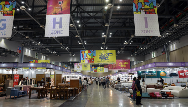 가구박람회 전시장.