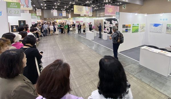 경기미협도 작품을 전시해 가구와 예술의 콜라보 전시가 됐다.