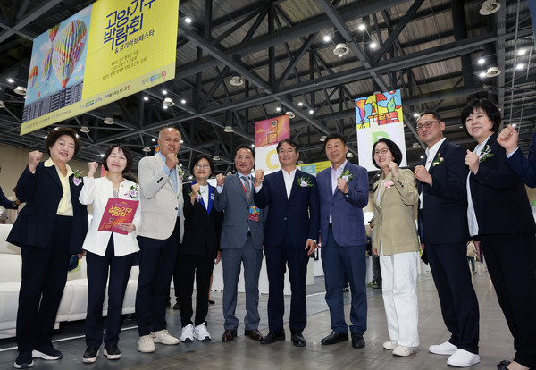 이동환 고양시장과 강점희 이사장 등의 내빈들이 성공박람회를 위해 화이팅했다.