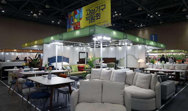 300여 유명브랜드가 전시된 가구박람회에는 곳곳에 디자인이 우수한 가구들이 가득하다.