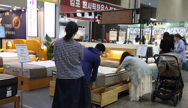 관람객들이 가구를 체험하고 상담하고 있다.