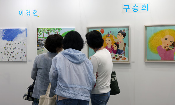  미술전시회도 즐기는 가구박람회 관람객들