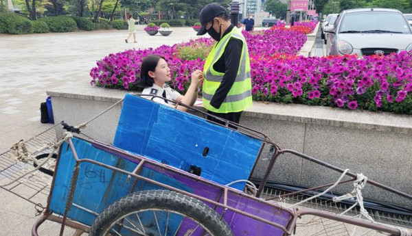 고양경찰서가 폐지줍는 어르신들에게 다각적인 교통안전 강화 대책을 추진한다.