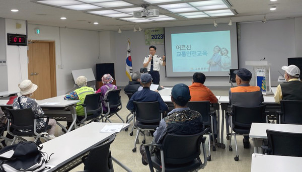  고양경찰서가 폐지를 줍는 어르신들에게 교통사고 위험을 예방하기 위한 교육을 했다.