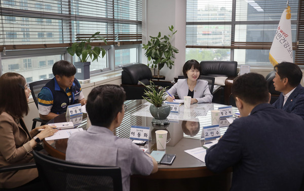 국민건강보험 고양일산지사와 환담을 나누는 홍정민 국회의원.