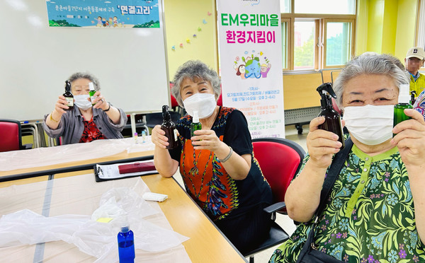 문촌7종합사회복지관이 이웃이 끈끈한 관계를 만들어가고 있는 연결고리 사업으로 눈길을 끌고 있다.