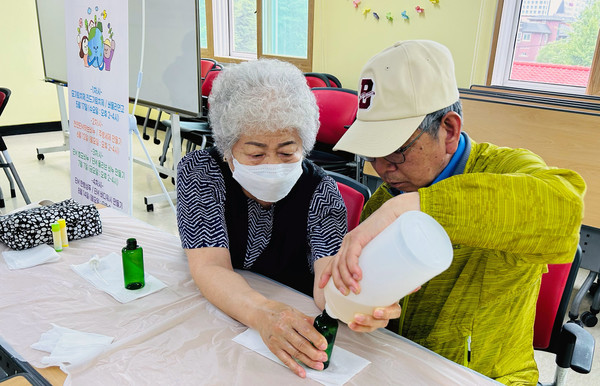 연결고리 사업을 하고 있는 어르신들.