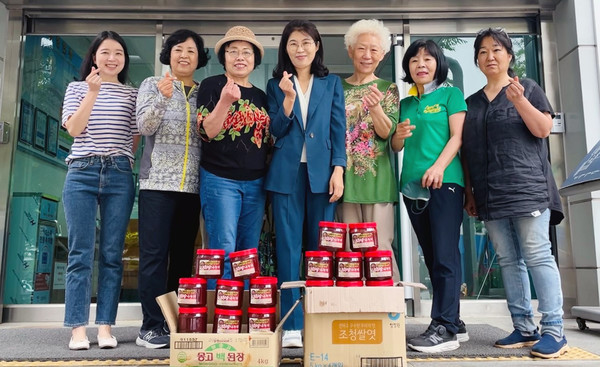 마두2동이 주변에 있는 어려운 이웃을 돕기 위한 ‘은빛 사랑의 장 나누기’에 동참했다. 