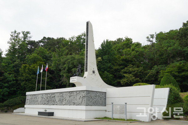 하늘을 향해 우뚝 솟은 탑신이 인상적인 필리핀군 참전기념비. 