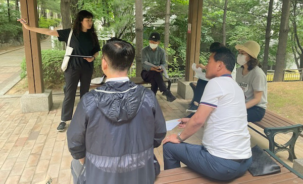 중산2동이 현장에서 내년도 주민참여예산 편성을 위한 2차 지역회의와 현장답사를 하고 있다. 