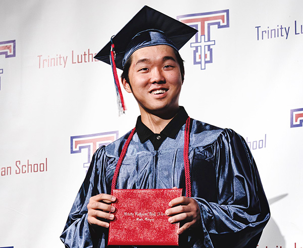지난 5월 20일 열린 트리니티 루터런 하이스쿨 졸업식에서 권윤우 군이 기념사진을 찍었다. 