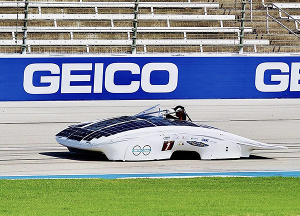 권윤우 군의 태양광 자동차 동아리에서 만든 자동차로 참여한 텍사스 솔라카 레이싱 대회 모습.