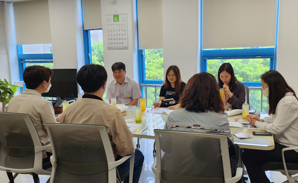 백석2동 지역사회보장협의체가 ‘2023년 3차 정기회의’를 개최하고 있다.