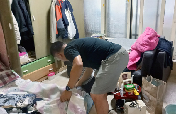 행주동 지역사회보장협의체가 지역의 독거 가구에 청소를 도와주는 ‘사랑의 보금자리’를 진행하고 있다. 