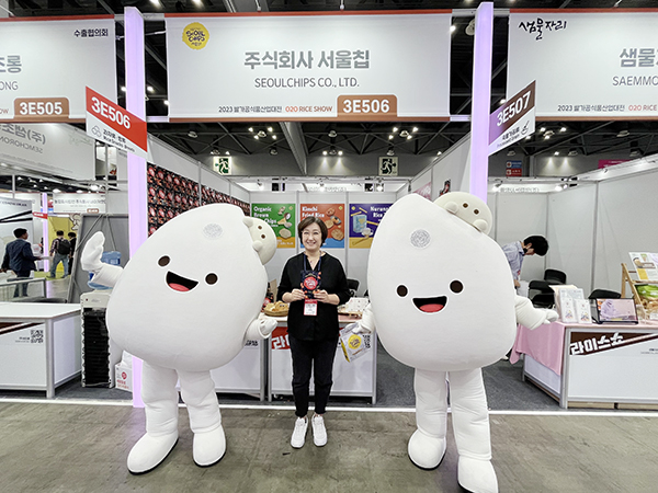 ‘2023 쌀가공식품산업대전(RICE SHOW)’에 참가한 한희원 서울칩 대표가 기념사진을 찍었다. [사진 = 서울칩]