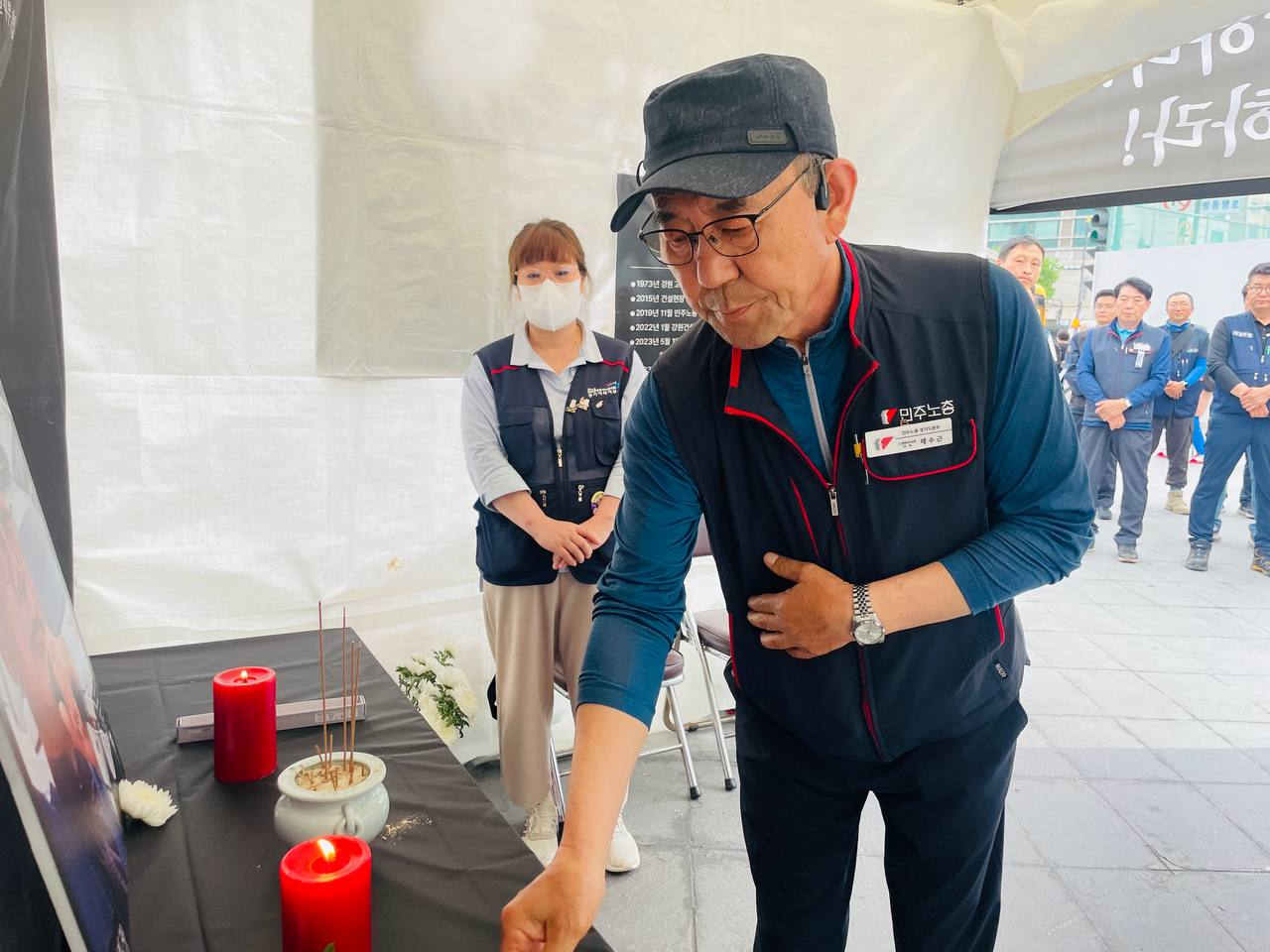 지난달 말 화정역 광장에 설치된 고 양회동 열사 분향소에 헌화하는 모습.