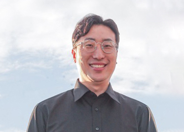 김태오 코치는 기자와의 인터뷰에서 "선수들의 자발적 참여를 유도해 개개인의 장점과 개성을 키워주는 것이 중요하다"라고 말하며 해맑은 미소를 보였다.