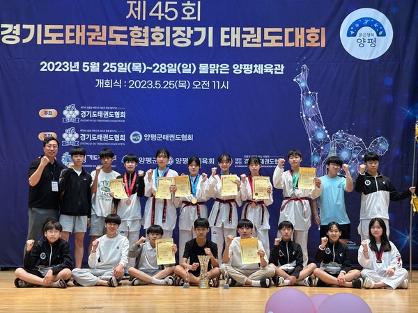 지난달 열린 '제45회 경기도태권도협회장기 태권도대회'에서 탁월한 성적을 낸 오마중 태권도 선수들과 함께 한 김태오 코치(맨 왼쪽).