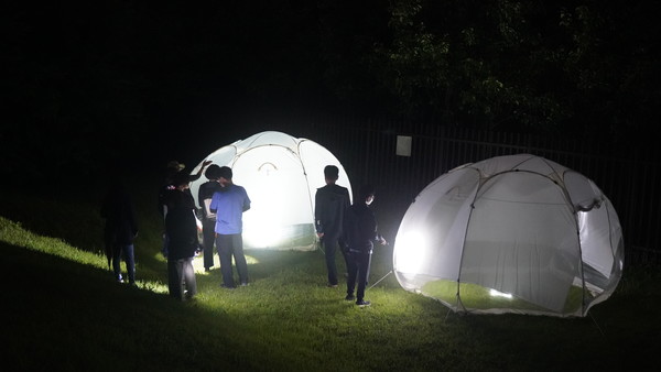 '살구꽃피는 행주 밤마실' 프로그램에서 불빛에 모여드는 밤곤충을 찾는 참가자들. [사진제공=고양시 관광과]