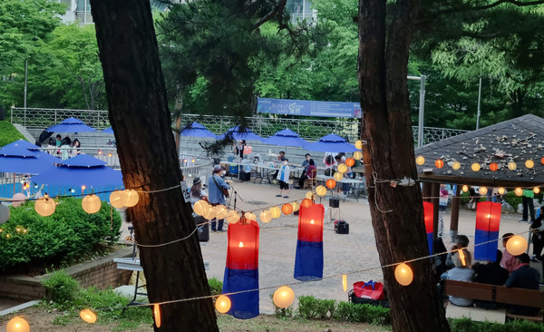 송포동이 호미걸이 공원에서 주민과 즐기는 ‘빛축제-두근두근 송포동의 별이 빛나는 밤’을 개최했다