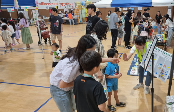 향동종합사회복지관 부스 이벤트에 참여한 아이들,