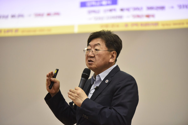 이남식 인천재능대학교 총장이 8일 대학혁신을 강조하며 전체 교직원을 대상으로 교내 특강을 진행하고 있다.