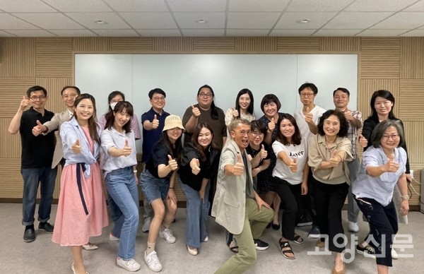 수강생들과 함께 유쾌한 포즈로 사진을 찍은 김민식 작가.