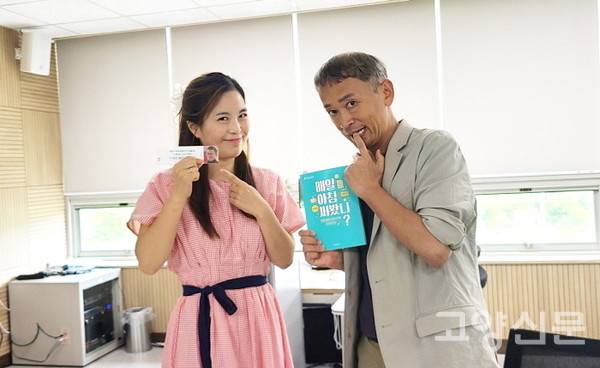 팬심 가득한 마음으로 김민식 작가와 인증샷을 찍은 기자.  