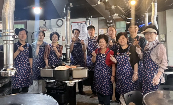 백석1동 주민자치회가 지역의 어려운 이웃에게 ‘사랑가득 도시락 나눔 사업’을 진행하고 있다.