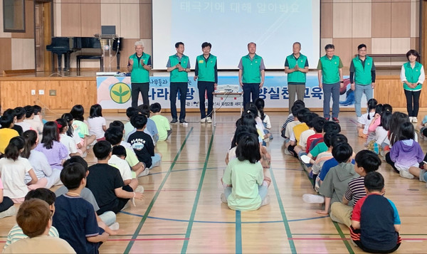 화정2동 새마을지도자협의회가 호국보훈의 달을 맞아 화정초등학교에서 태극기 나눔을 했다.