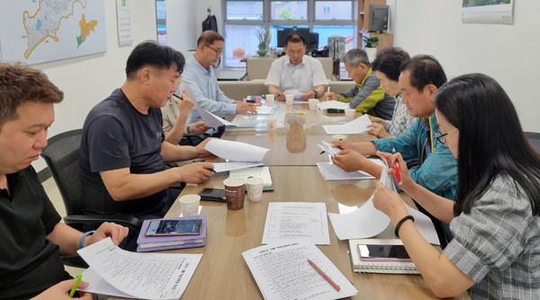 삼송1동이 6개 직능단체장이 참석해 행정복지센터 2층 동장실에서 직능단체장 회의를 하고 있다.