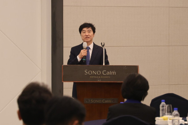 작년 12월 취임한 이재율 킨텍스 대표는 “바로 지금이 킨텍스와 인근 지역경제를 활성화할 수 있는 최고의 타이밍이다. 제3전시장 착공을 앞둔 만큼, 킨텍스 매출 1000억을 달성하는 것이 목표”라고 밝혔다.
