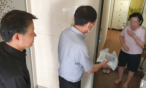 마두1동이 지역사회보장협의체 건강특화사업인 ‘구급상비약품 지원 사업’으로 저소득 독거 어르신 가구에 파스꾸러미를 전달하고 있다.