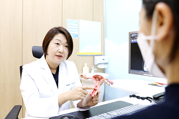 이연지 명지병원 산부인과 교수는 “자궁근종은 10cm 이상의 거대 근종이라 하더라도 증상이 거의 없어 느끼지 못하는 때도 있다”며 “생리를 시작한 여성이라면 1년에 한 번 이상 초음파를 통해 자궁과 난소를 관찰하는 것이 좋다”고 말했다. [사진 = 명지병원]