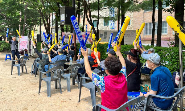 행신4동 주민자치회가 벚나무공원에서 ‘두 번째 벚나무공원 작은 음악회’를 개최하고 있다. 