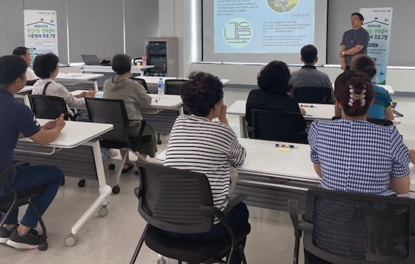 중산2동이 주민들에게 ‘생태마을 공동체 만들기와 주민자치교육’을 진행하고 있다.