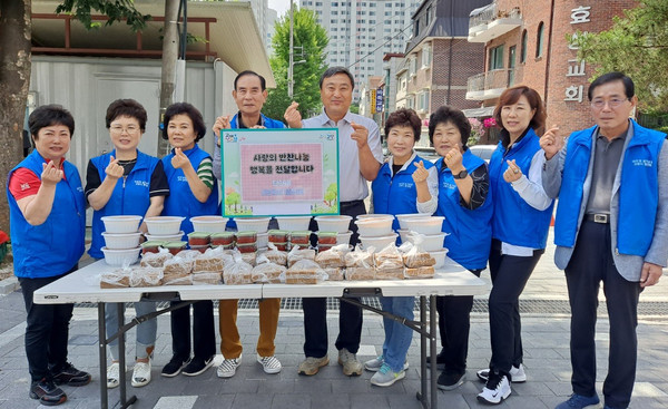 탄현1동 행정복지센터가 지역내 취약계층과 독거노인 30가구에 사랑의 반찬 나눔을 진행했다.