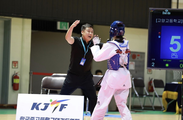 국가대표 선발 경기 승리 후 환호하는 안진우 감독, 김민채 선수. 사진제공=안진우 감독